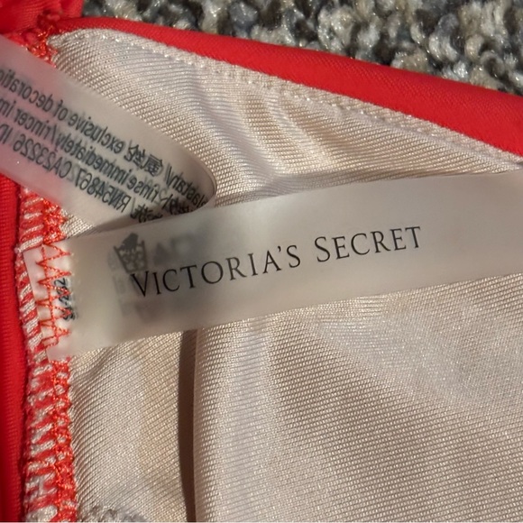 Victoria's Secret Women’s Red Bikini Top Size Large - Picture 2 of 7